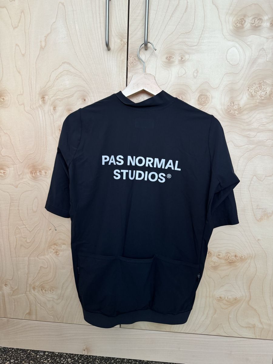Pas Normal Studios Canottiere & Pantaloni: Pas normal studios PNS mens essential trikot size xl – Usato da Zürich venduto da gva_r9gs 2