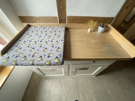 Alte, renovierte Wickelkommode