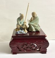 2 chinesische Keramik Figuren auf Holzpodest