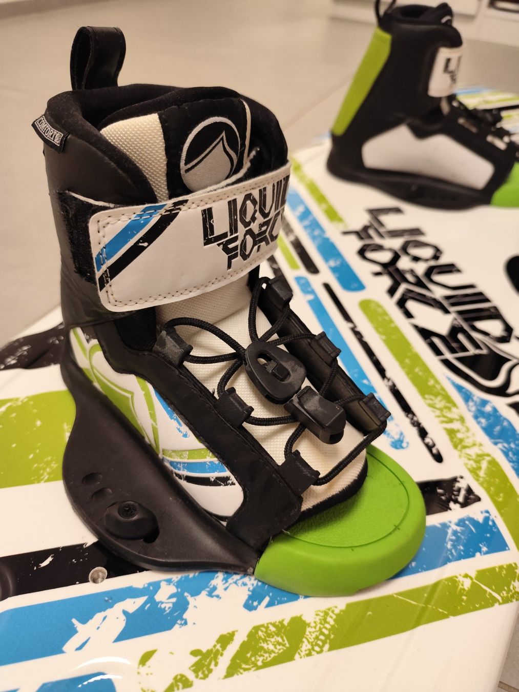Tavole da surf e di nuoto: Liquid Force Nemesis 124 Wakeboard mit Bindung - fast neu! – Usato da Dürrenäsch venduto da jarele 4