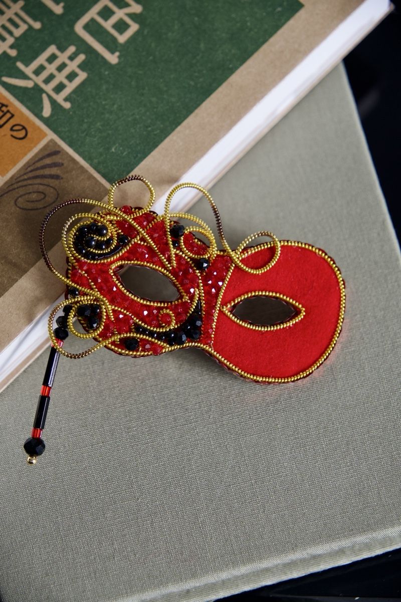 Spille & Fermagli: Beaded Maskerade-Maske brooch – Nuovo e nell'imballaggio originale da Glattpark(Opfikon) venduto da olg_g9wb