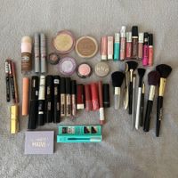 Grand lot de maquillage varié