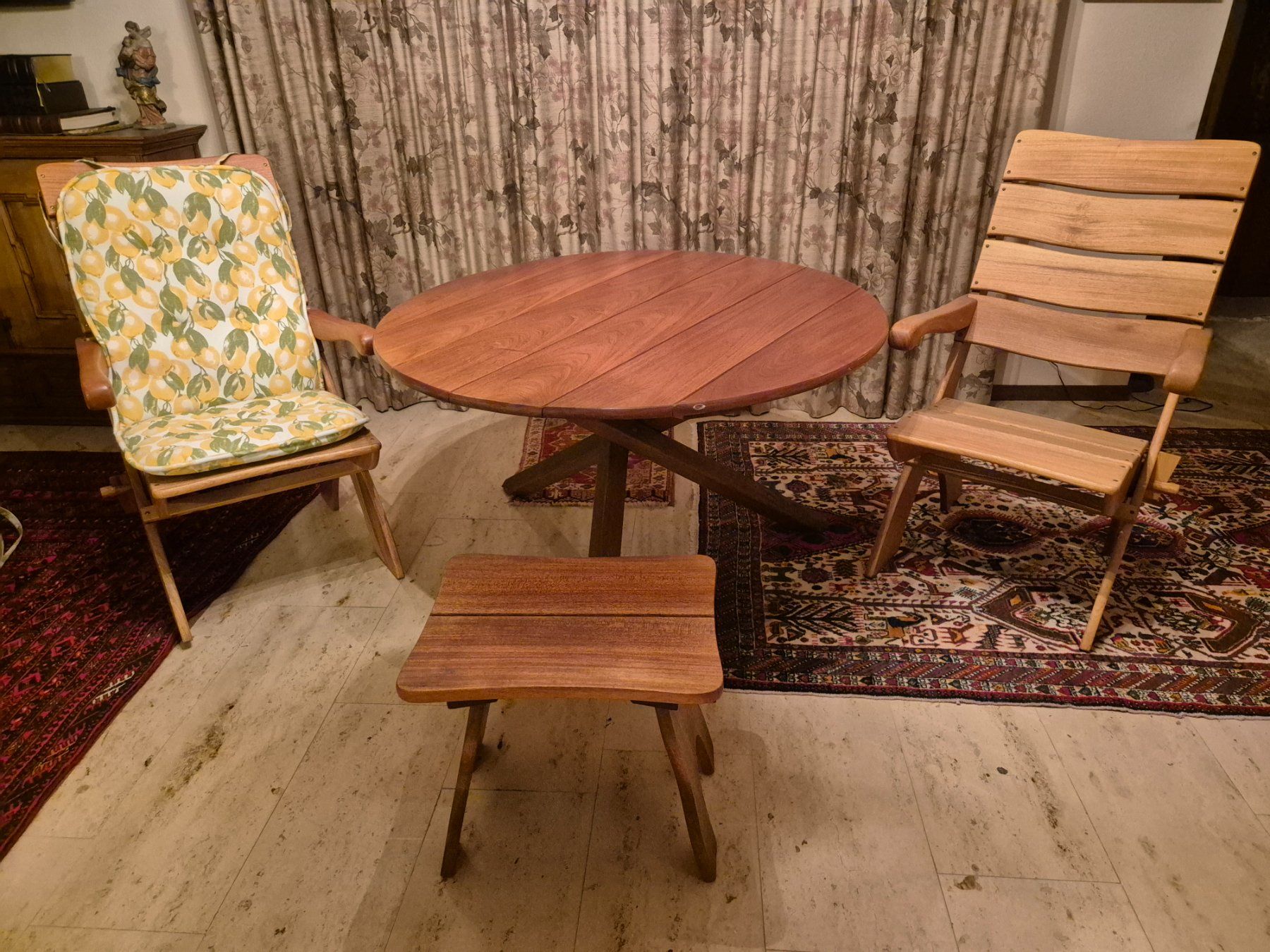 Tischset: Rustikaler Gartentisch mit 4 Stühlen und 2 Hocker aus Teak – Gebraucht aus Steinach von ACMO32O