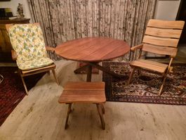 Rustikaler Gartentisch mit 4 Stühlen und 2 Hocker aus Teak