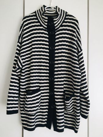 Schöne Strickjacke schwarz-weiss, Marke Lucia Grösse 44
