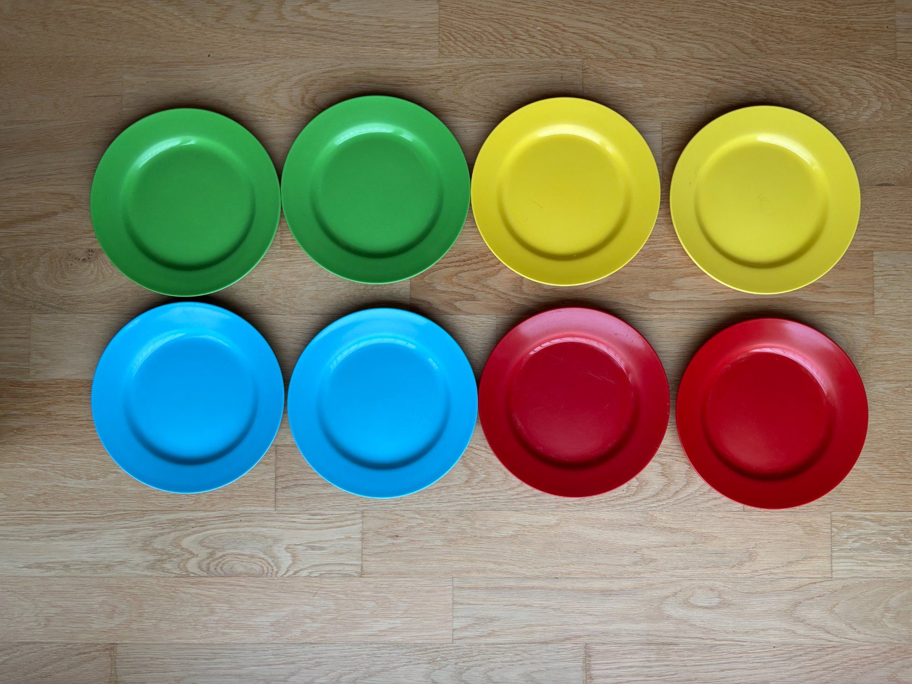 Teller: 8 Kunststoffteller bunt Set – Gebraucht aus Riehen von vendita 2