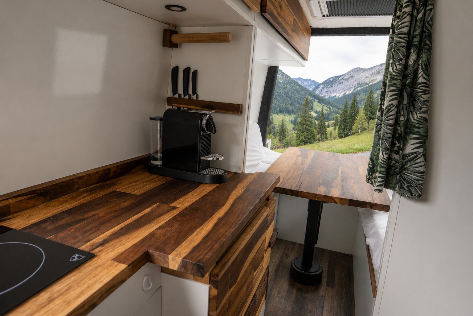 Mercedes-Benz Camping Fahrzeuge: Einzigartiger Sprinter Camper mit Neuem Motor ab MFK – Gebraucht aus Rothrist von miiromiro 2