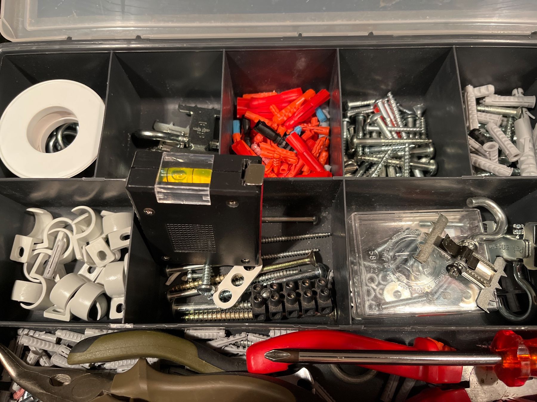 Tutti gli attrezzi: Sortimentsbox mit div Werkzeugen und Materialien – Usato da Spiegel b. Bern venduto da Burdicrew 1