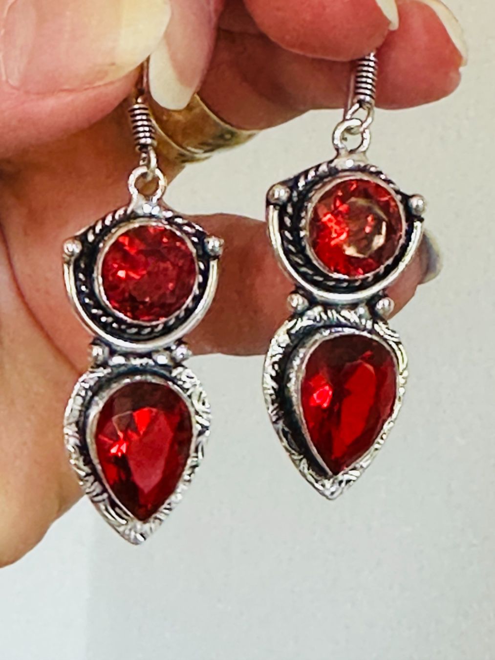 Orecchini pendenti & Orecchini a lobo: Garnet Gemstone Handmade Drop Dangle Earrings Jewelry – Nuovo e nell'imballaggio originale da Genève venduto da AGBERG 1