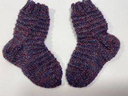 Babysöckli - blau / rot, ab ca. 3 Monate, Gr. 17. 🧶