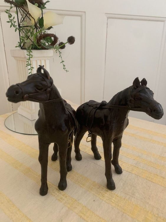 Statuette: zwei alte Lederpferde – Usato da Bern venduto da gruemscheler5 1