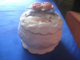 PORZELLAN   DÖSCHEN