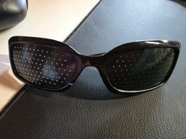 dichte Kunststoff Loch Raster Brille Vogue Augen Training