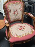 Sessel mit Blumenmuster gestickt und Holzrahmen guter Zus...