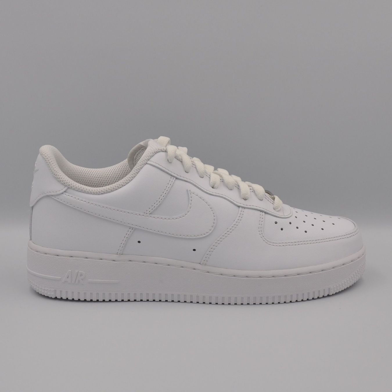 Nike Scarpe da uomo: Nike Air Force 1 White 42 – Nuovo e nell'imballaggio originale da Bern venduto da SneakerheavenLT
