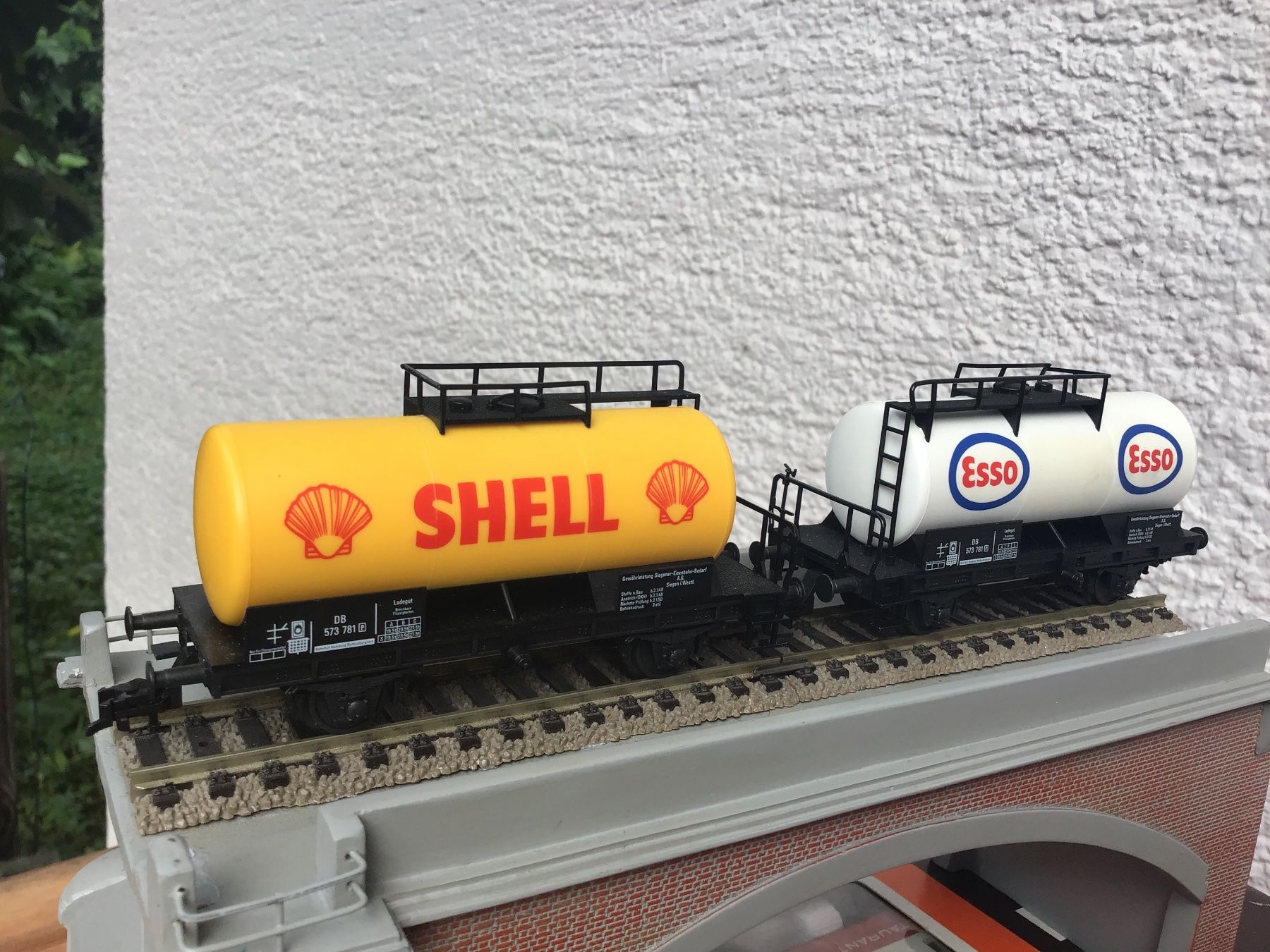Fleischmann Modellini di ferrovie: Fleischmann HO Kesselwagen Shell+Esso – Usato da Männedorf venduto da Spezial-Modelle 1