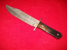 Bowiemesser aus handgeschmiedetem Damaststahl und Lederetui