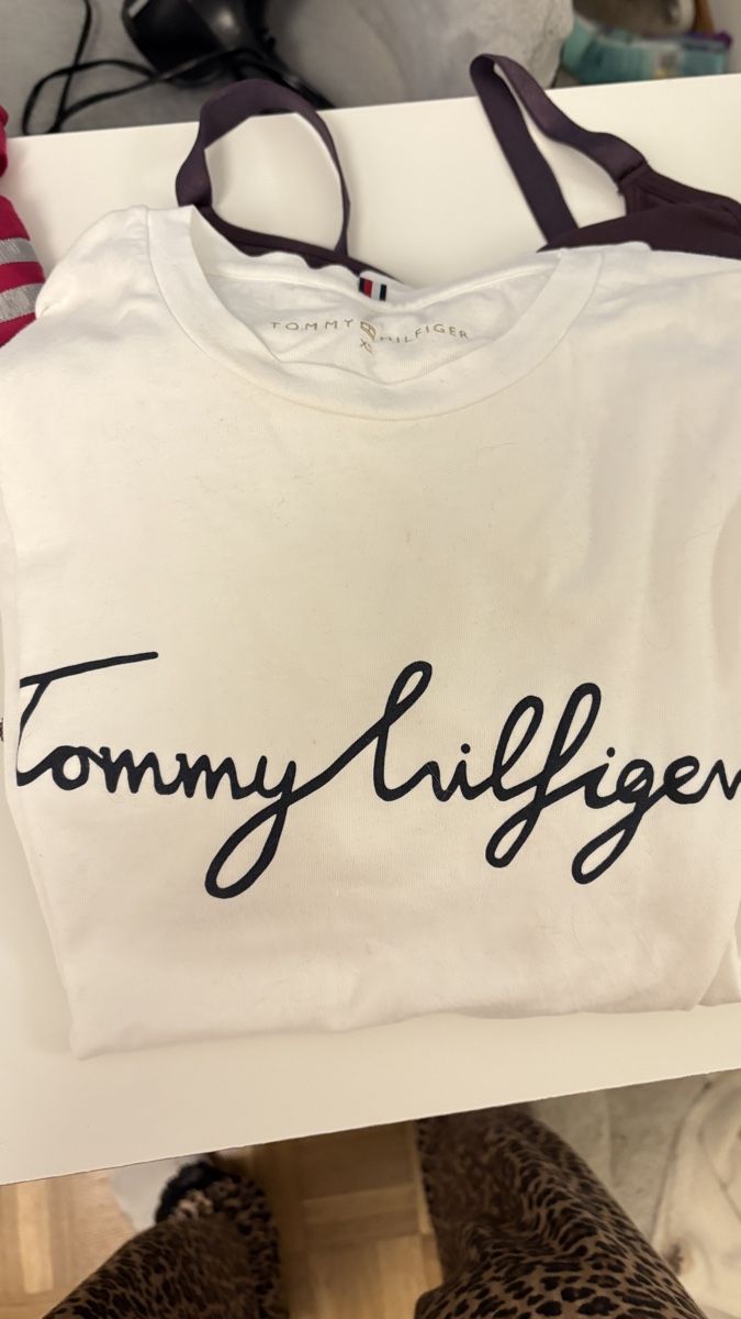 Tommy Hilfiger T-shirt: Tommy Hilfiger – Usato da Luzern venduto da lea_7hn8