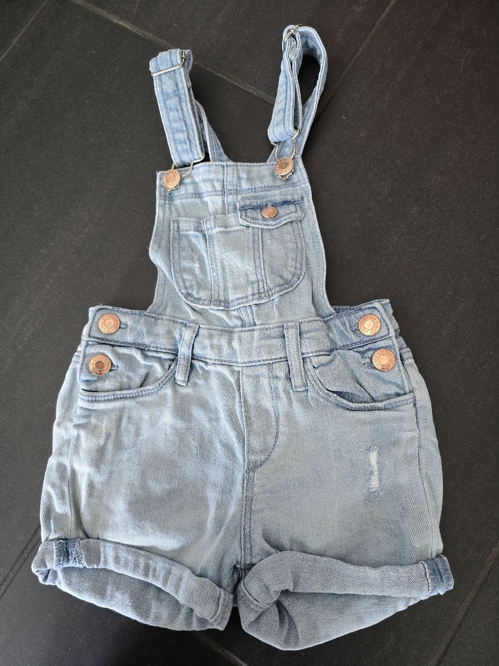 Pantaloni: Latzhose Denim hellblau Grösse 104-110 – Usato da Unterentfelden venduto da Panda-87