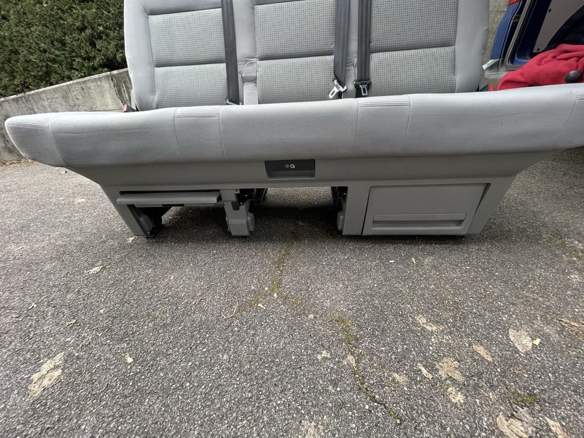 VW Alle Autoersatzteile: VW T5 Sitzbank mit Liegefunktion – Gebraucht aus Ostermundigen von BeckJ 2