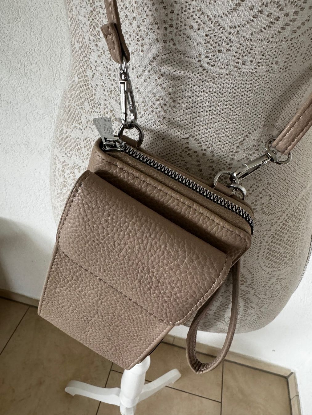 Borse da donna: Neuware Handytasche mit Portemonnaie Beige – Nuovo (secondo la descrizione) da Kirchdorf AG venduto da coco123