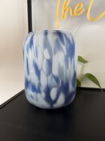 Vase aus Glas blau weiss gesprenkelt