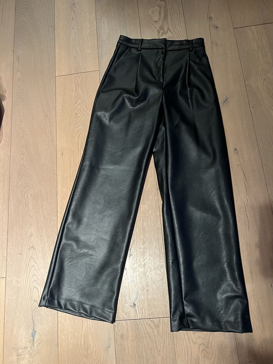 H&M Pantaloni: Schwarze Kunstlederhose H&M – Nuovo (secondo la descrizione) da Olten venduto da isabelschmid