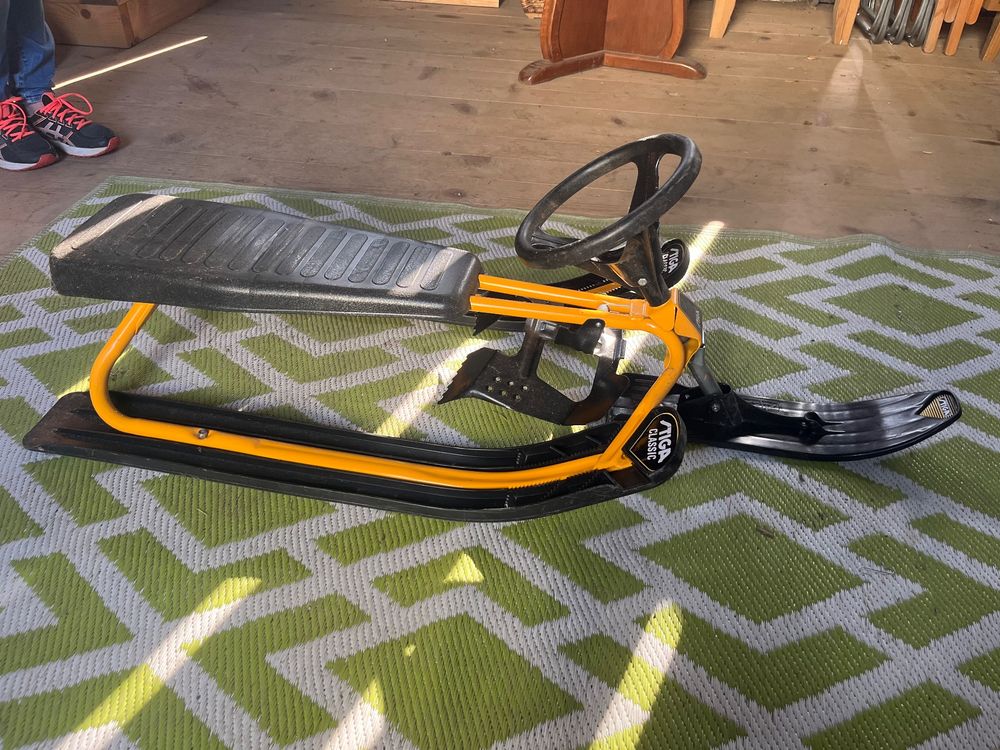 Luge: Stiga Classic Lenkschlitten, gelb, Top Zustand, Winter Sp... – D'occasion à Pfungen par hungulus