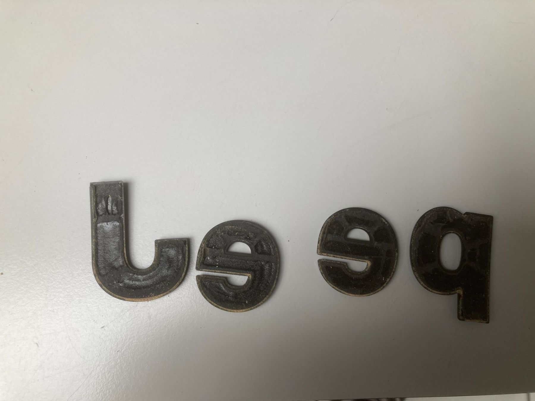 Jeep Tutti pezzi di ricambio auto: Jeep Schriftzug Emblem Teile Buchstaben – Usato da Cham venduto da Cham6332 1