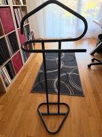 Stummer Diener, Farbe schwarz