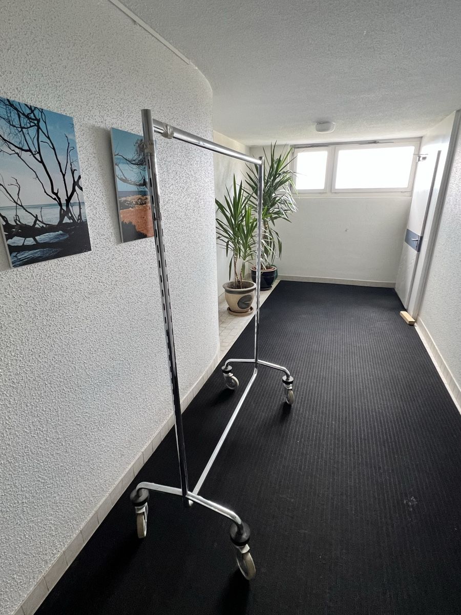Autres appareils pour le jardin: Robuster Kleiderständer / Rollständer – D'occasion à Thun par schoenfm 1