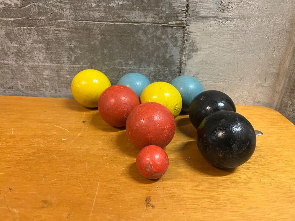 2 Paires De Boules De Pétanque Anciennes En Bois Cloutées (4 Boules)