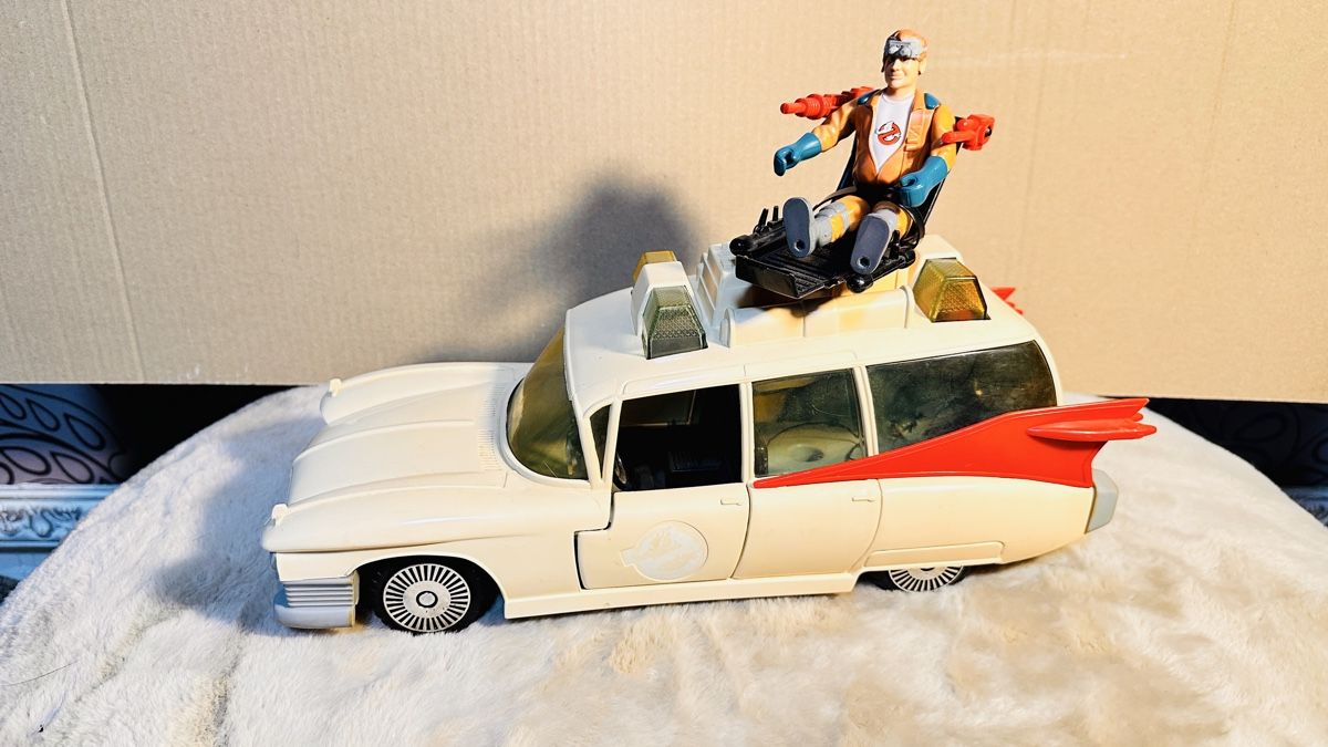 Jouets: Ghostbusters Ecto-1 Spielzeugauto mit Figur – D'occasion à Hägendorf par tyl_kzs2 2