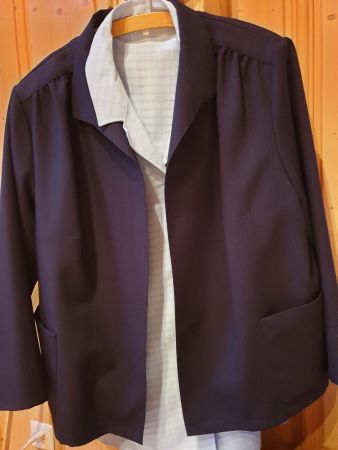 Dunkelblauer Blazer mit Bluse gr.52