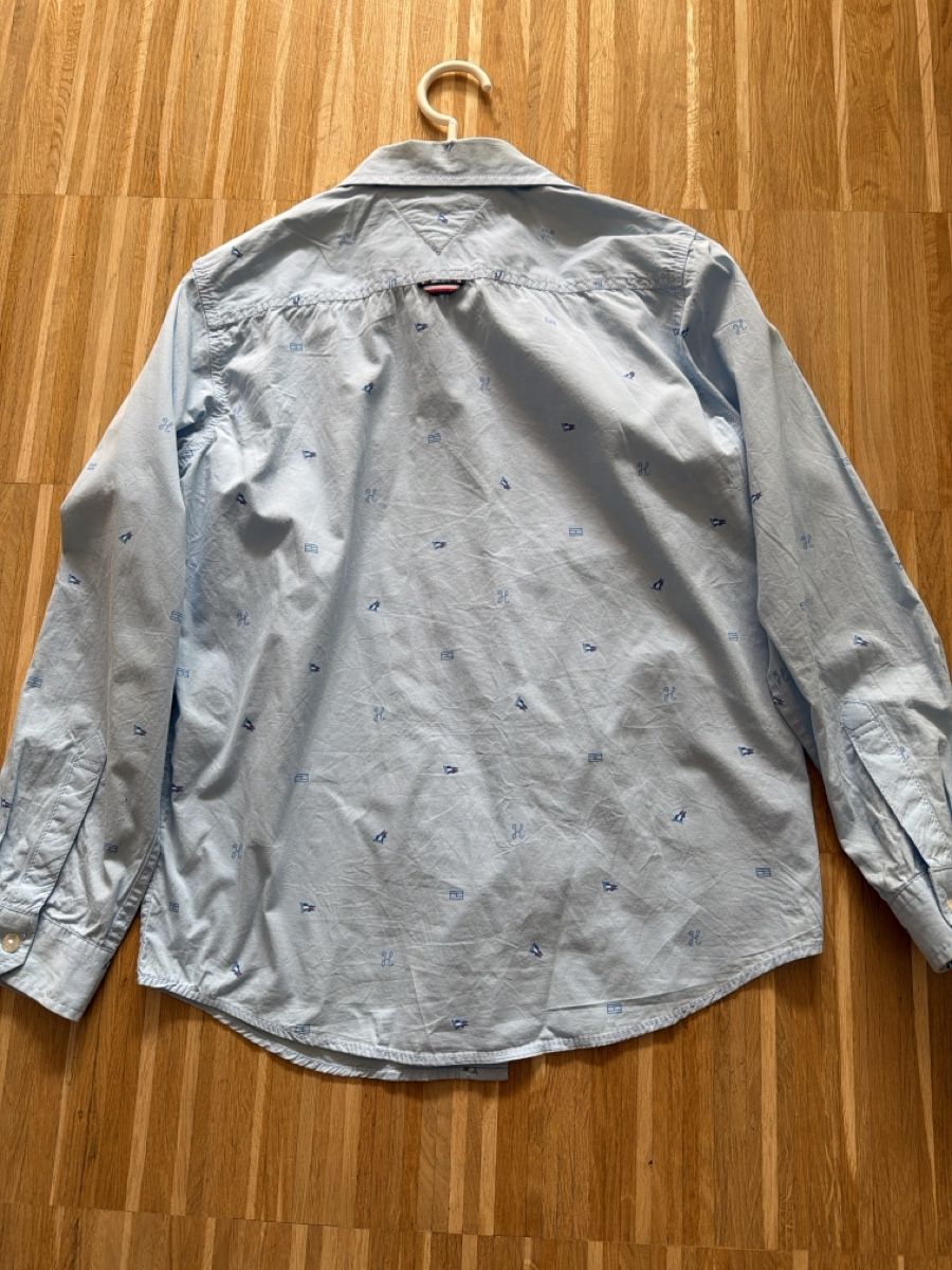 Tommy Hilfiger Chemises, T-shirts & Polos: Tommy Hilfiger Button-Down Shirt Light Blue Pattern – D'occasion à Zürich par ros_jy6w 2