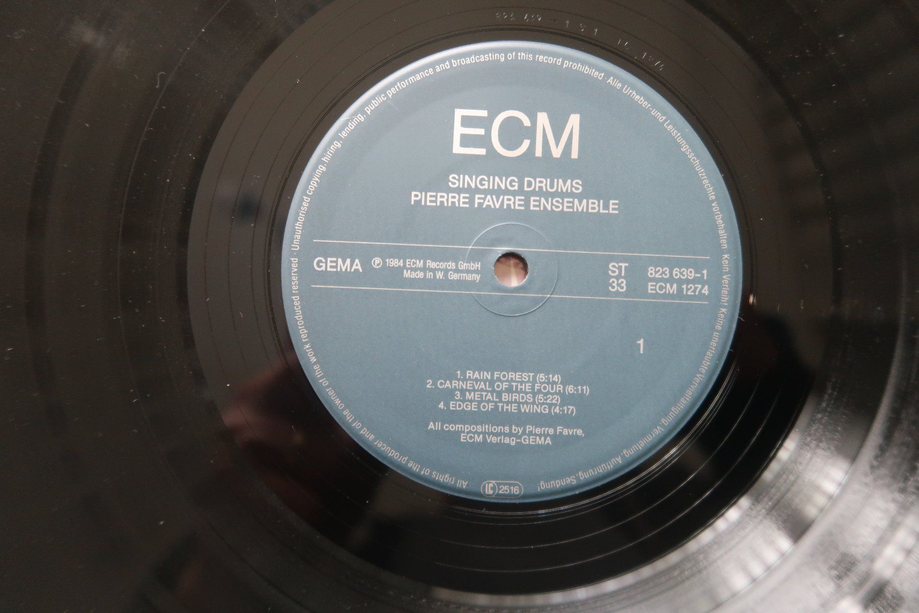 Dischi in vinile: PIERRE FAVRE ENSEMBLE - SINGING DRUMS - VINYL LP – Usato da Basel venduto da Patiscat 2