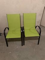 2 chaises de terrasse verte 