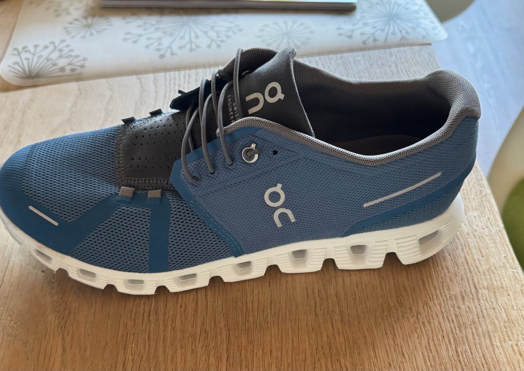 On Scarpe da uomo: On Cloud 5 – Usato da Rothrist venduto da 2six0 1