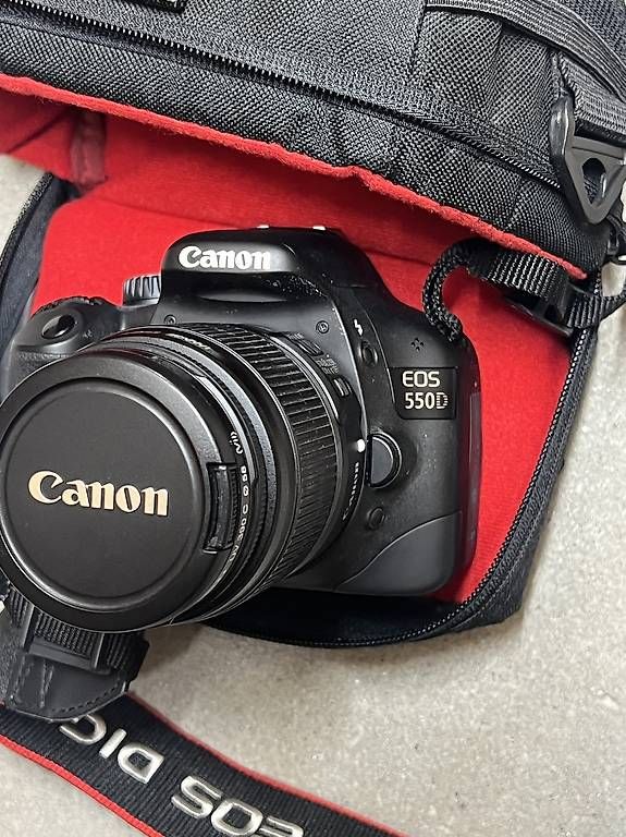 Canon Kamera: Digitalkamera Canon EOS 550D mit Objektiv – Gebraucht aus Binningen von Giusi.