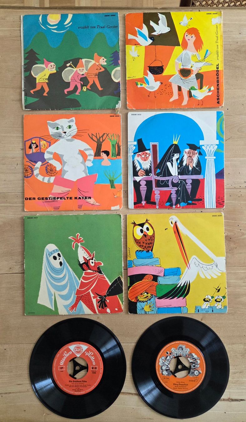 Vinyles: 8 Schweizer Märchenplatten M45, 6 davon mit Originalumschlag – D'occasion à Dübendorf par Cheibeguet 1