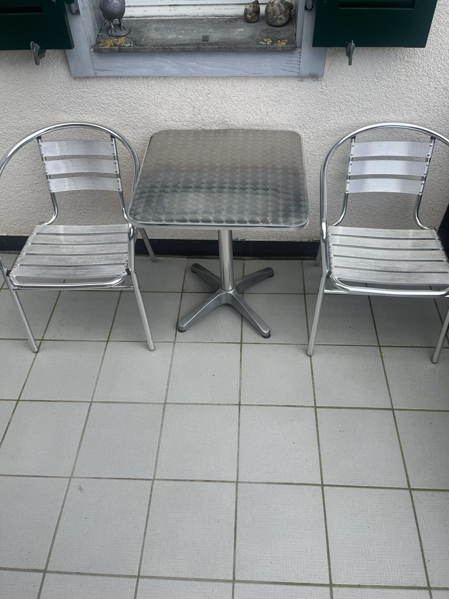 Set di tavolo e panche: Gartentisch mit 2 Stühlen – Usato da Zufikon venduto da gia_ld5b