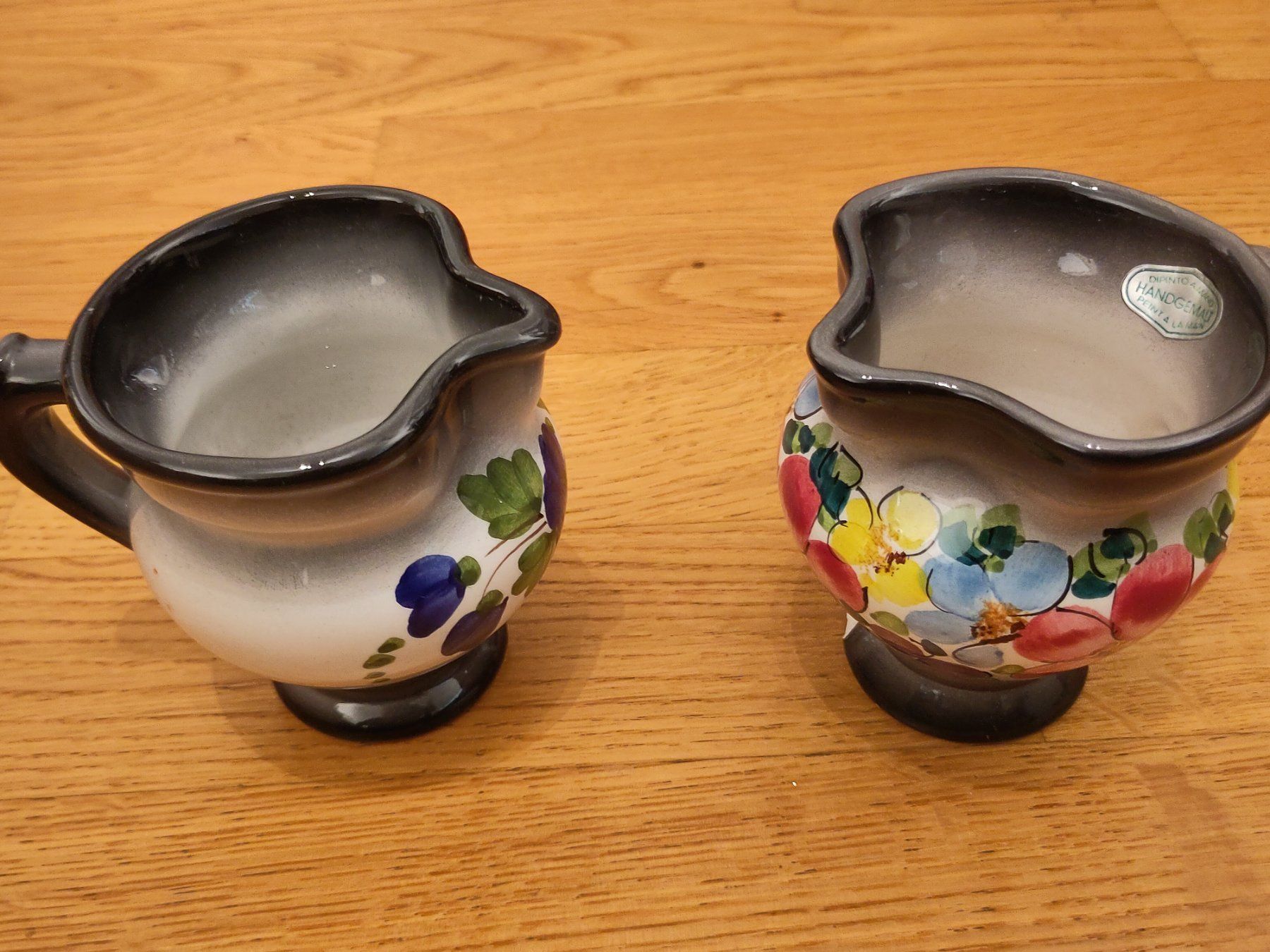 Caraffe: Zwei handbemalte Milchkännchen mit Blumenmuster – Usato da Winterthur venduto da Hun_sm8f 3