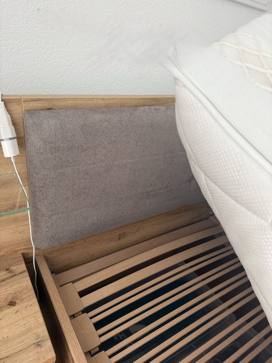 Lits: Bett mit zwei Nachttischen und Kopfteil Holz/grau – D'occasion à Weiach par DanielaCecillia 4