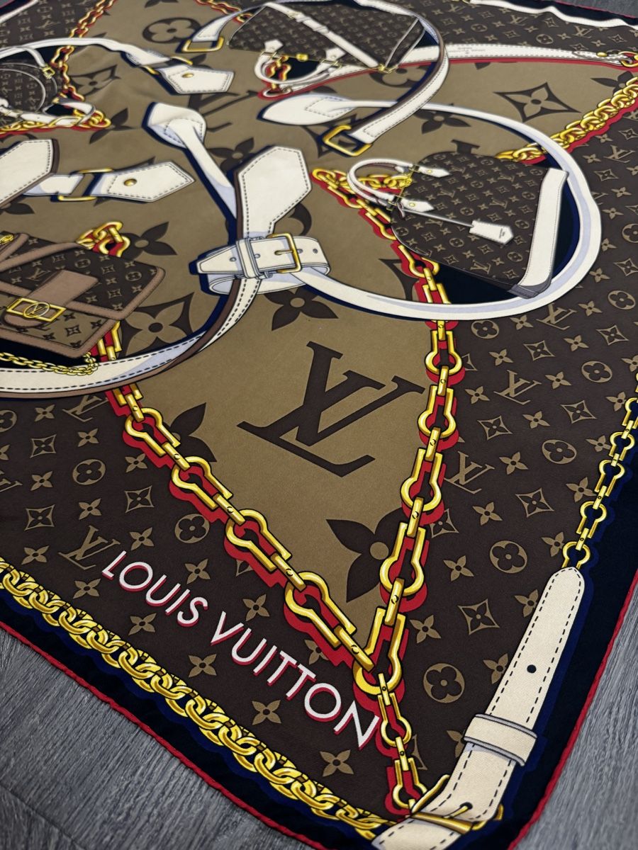 Louis Vuitton Foulards & écharpes: Louis Vuitton Silk Scarf Brown Monogram 90cm – D'occasion à Thonex par Lux_brands01 3