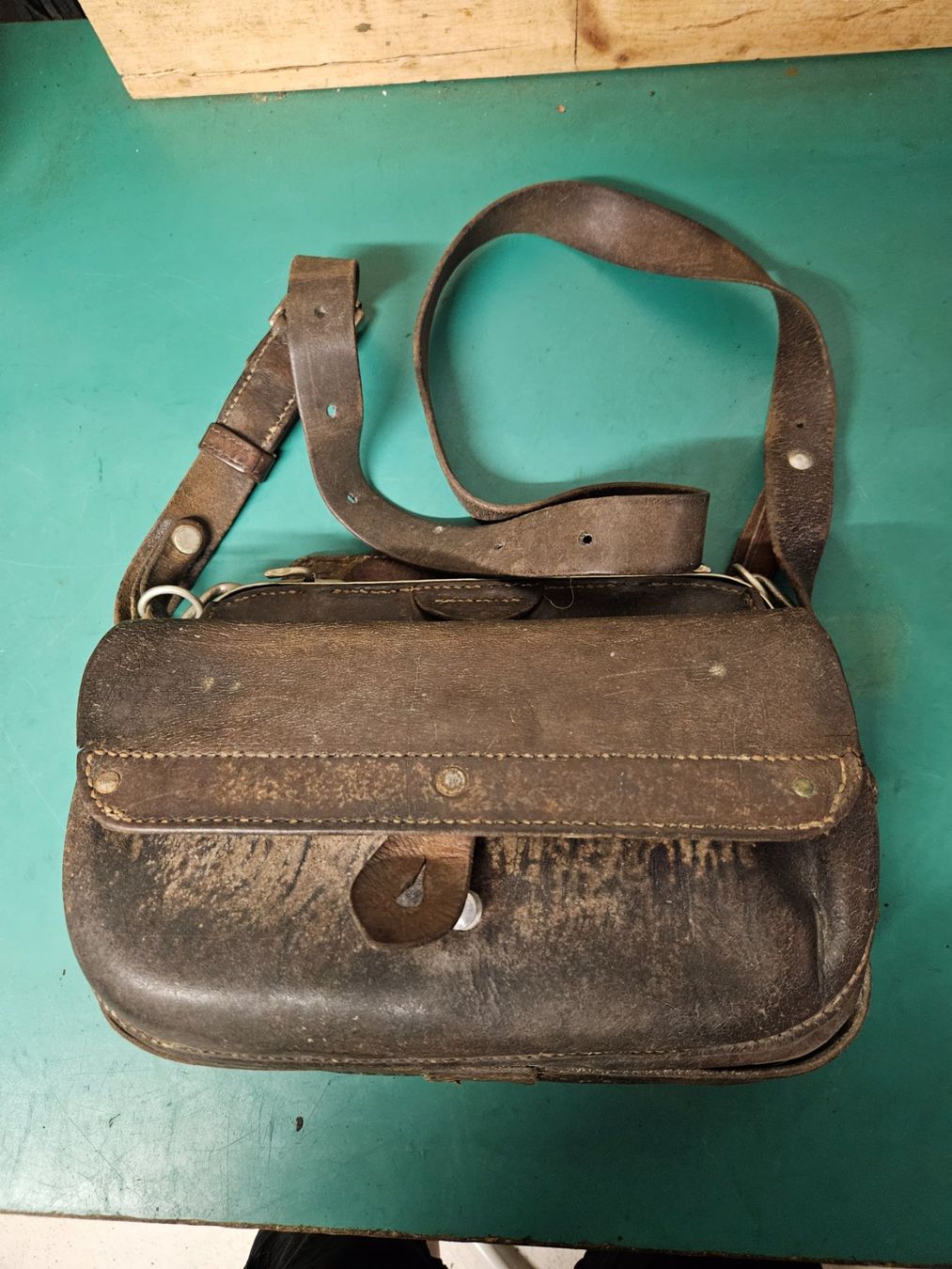 Schweizer Armee Uniformi: Ledertasche Schweizer Armee Post PTT Bahn SBB Vintage Tasche – Usato da Ostermundigen venduto da Swissmarmota