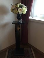 Schwarze Glas-Säule mit Blumen