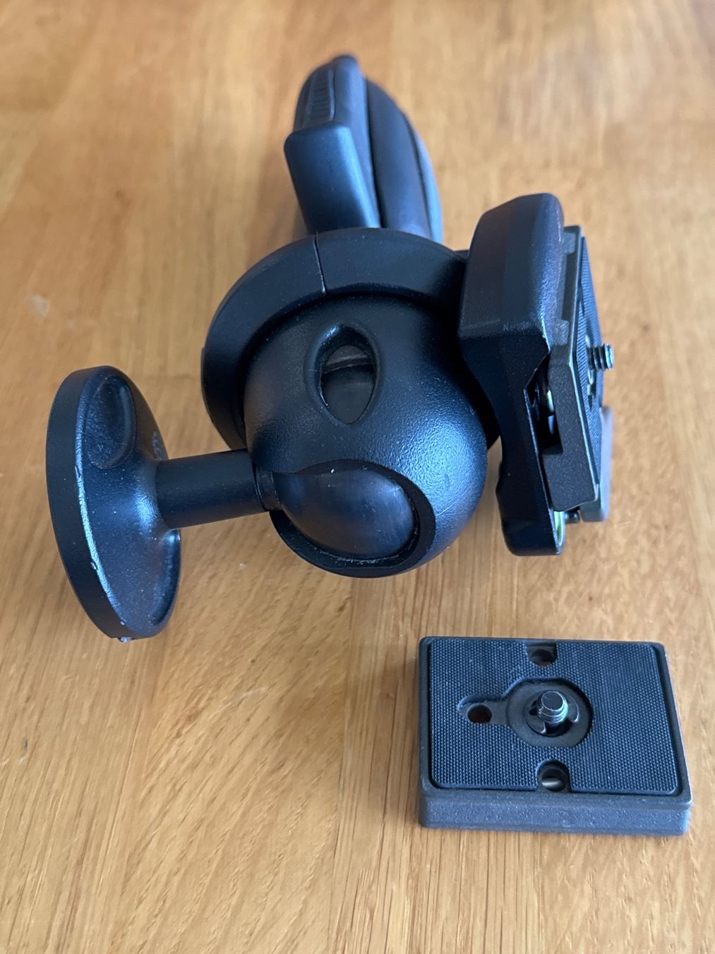 Manfrotto Treppiedi & Teste: Stativkopf Manfrotto 327RC2 – Usato da Pratteln venduto da Cartonsducoeur_bl 2