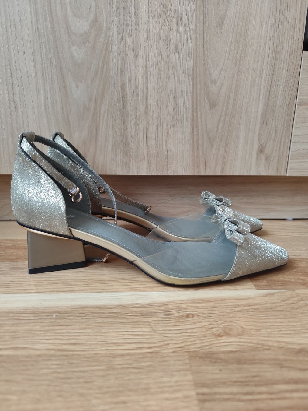 Scarpe da donna: Silver Glitter Occasion Heels, Size 39 – Nuovo (secondo la descrizione) da Mägenwil venduto da VintageGirly