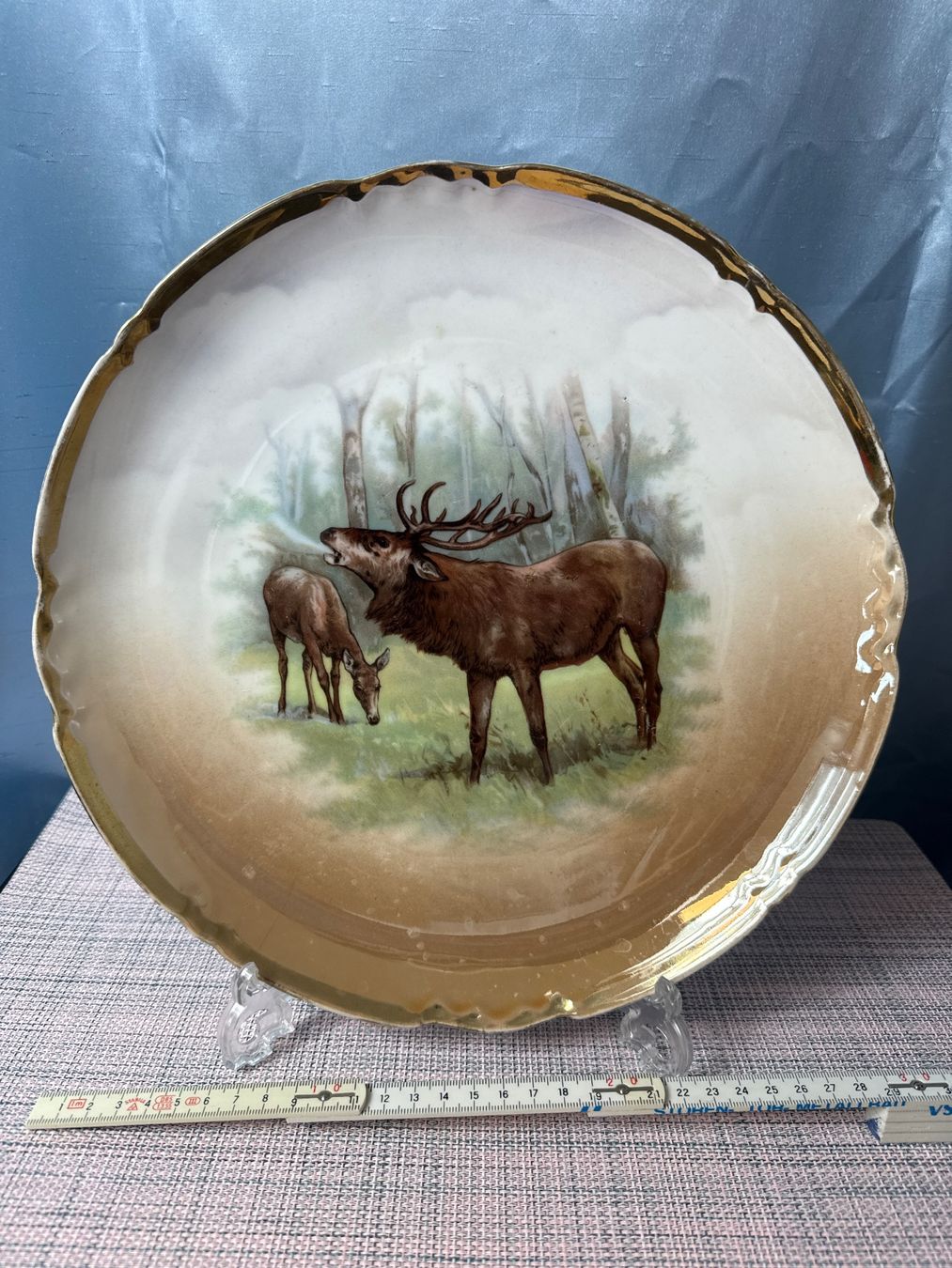 Teller: Teller mit Hirschmotiv und Goldrand, gemustert – Gebraucht aus Grenchen von swiss.antiques