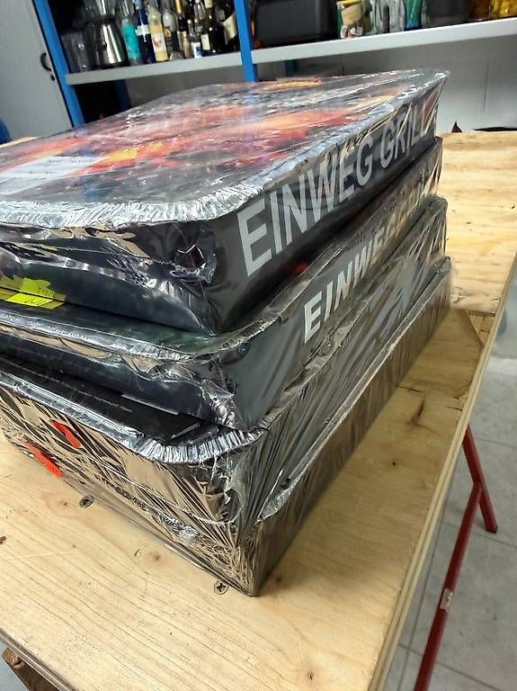 Griglie: 4x Einmal-Grill OVP Einweggrill – Nuovo e nell'imballaggio originale da Niederuzwil venduto da Elfen1 1